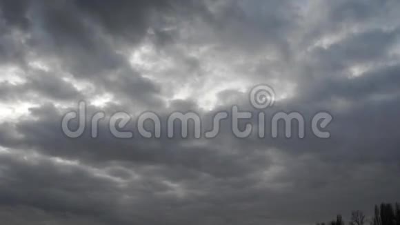 穿越天空的乌云的时间推移镜头视频的预览图