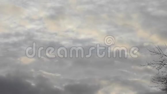 穿越天空的乌云的时间推移镜头视频的预览图