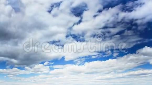 在蓝天上移动云时间流逝视频的预览图