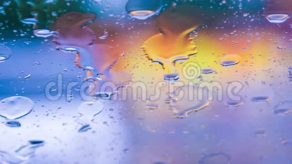 暴雨期间雨水在汽车玻璃上流淌视频的预览图