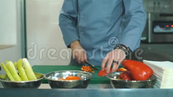 厨师烹饪食品厨房餐厅切菜视频的预览图