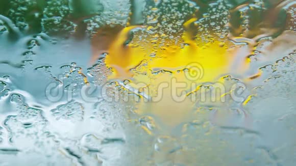 暴雨下的雨水在汽车玻璃上视频的预览图