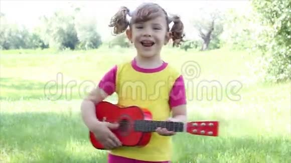 小女孩弹吉他视频的预览图
