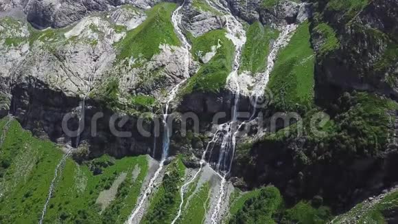 高山瀑布景观瀑布山景绿岩瀑布的俯视图视频的预览图