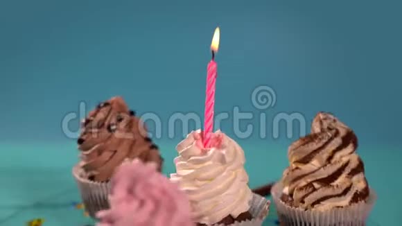 纸杯蛋糕里的粉色蜡烛视频的预览图