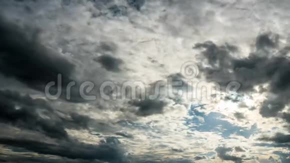云与灰色的雨云时间流逝4k视频的预览图
