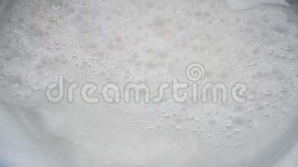 运动气泡产生于洗发水视频的预览图