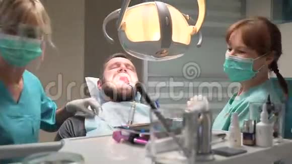 牙科医生及牙科诊所助理视频的预览图
