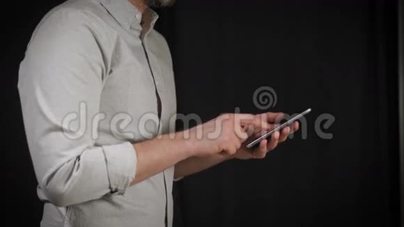 概念数字在线生活和社交网络一个穿衬衫的商人用智能手机查看他的账户视频的预览图