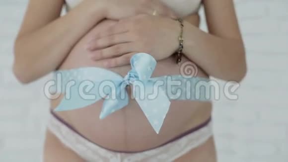 一位孕妇用手抚摸腹部视频的预览图