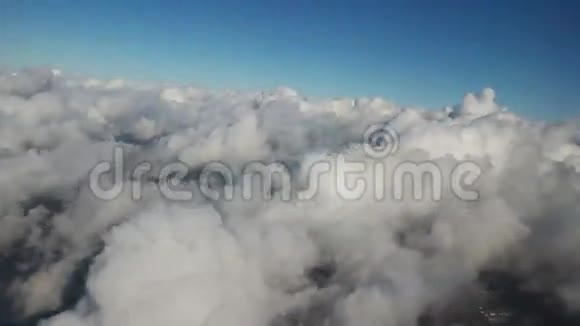 飞机飞过城市和云层视频的预览图