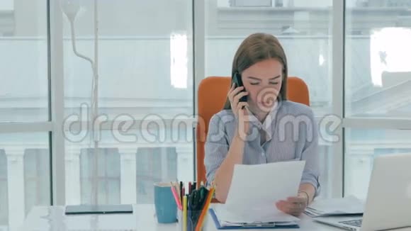 在办公室工作电脑的年轻女商人视频的预览图