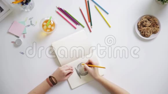 女人在书桌上的笔记本上画画视频的预览图