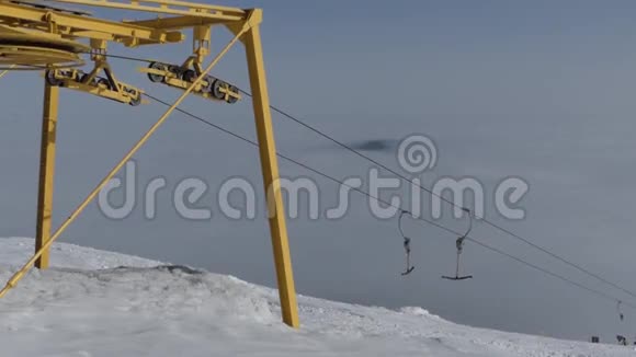 滑雪升降机上的黄轮在工作和旋转视频的预览图
