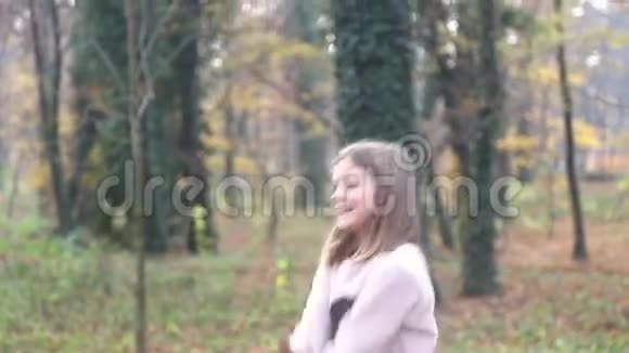 在空中抛树叶的女孩视频的预览图