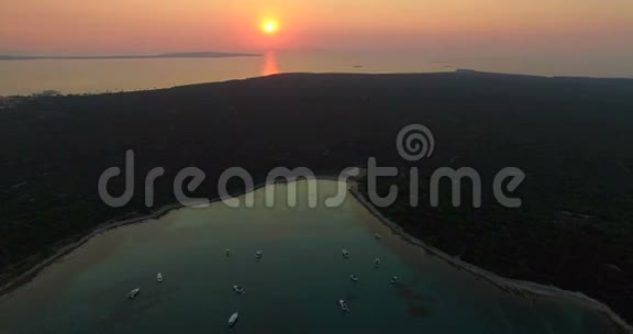 克罗地亚奥利布岛斯拉蒂尼察湾美丽日落的鸟瞰图视频的预览图