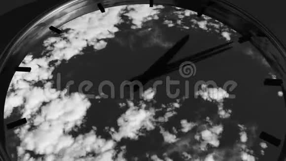 时钟在时间推移和快速飞行云背景下及时观看视频的预览图