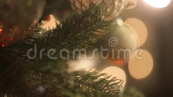 女孩挂在漂亮的圣诞树玩具上视频的预览图