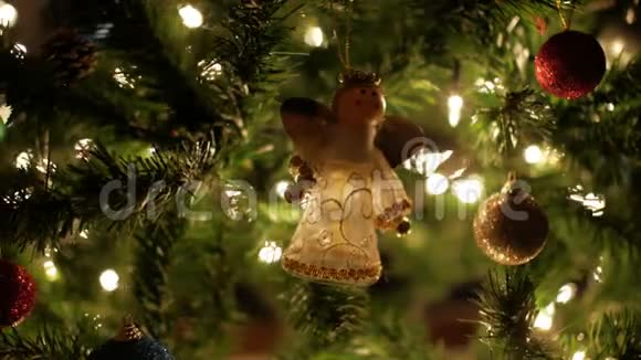 圣诞球圣诞树上的仙女花环视频的预览图