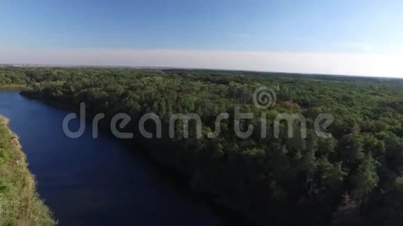 空中观景飞过河流和绿色森林视频的预览图
