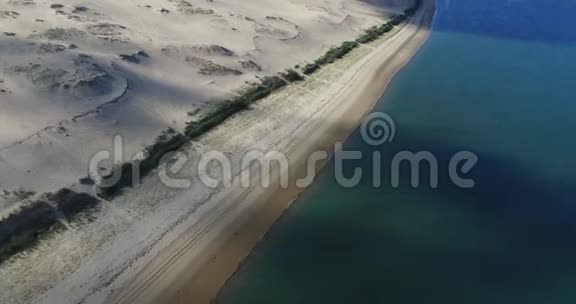 最大的沙丘和海洋的视频杜彼拉特沙丘在欧洲阿卡肯法国沙子上的脚印场地背景录像视频的预览图