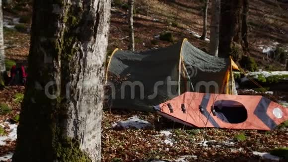 林中的帐篷和皮艇黑山冬季森林纳肖视频的预览图