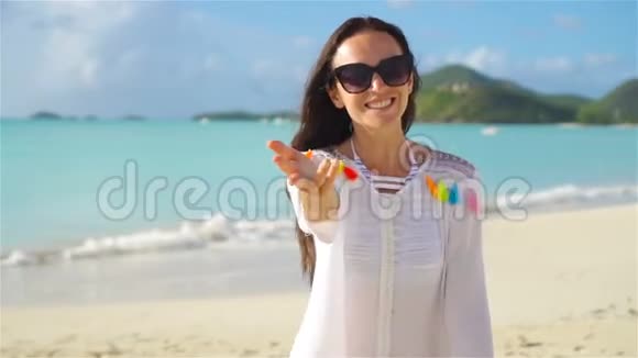 在热带海滨玩得很开心的年轻美女快乐的女孩在白沙热带海滩散步流动人口视频的预览图