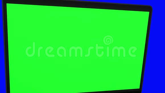 4K视频笔记本电脑打开绿色屏幕在蓝色背景视频的预览图