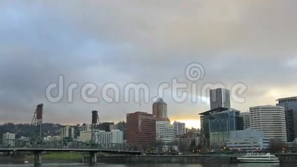 俄勒冈州波特兰市中心城市天际线移动的云和太阳的时间延迟1080p视频的预览图
