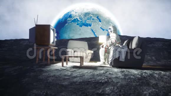 宇航员在月球上回家看电视现实的4k动画视频的预览图