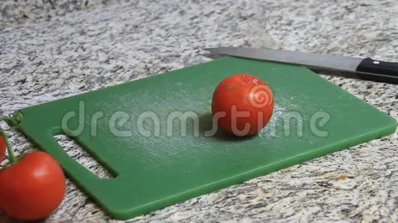 在切割板上切一个番茄视频的预览图
