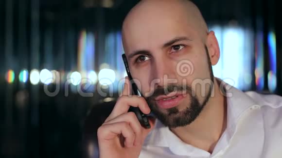 一个商人在电话里说话的肖像视频的预览图