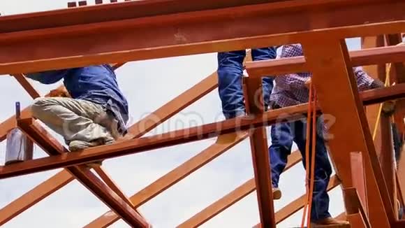 梁上金属结构工人视频的预览图