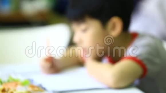 亚洲男孩在家做作业视频的预览图