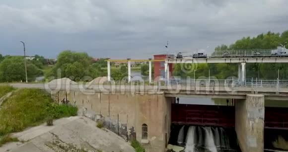 从村庄的微型水电站顶部可以看到视频的预览图