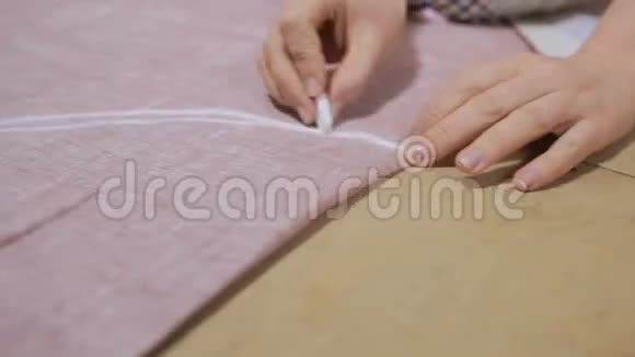 女裁缝的手无缝胶带测量适用于织物视频的预览图