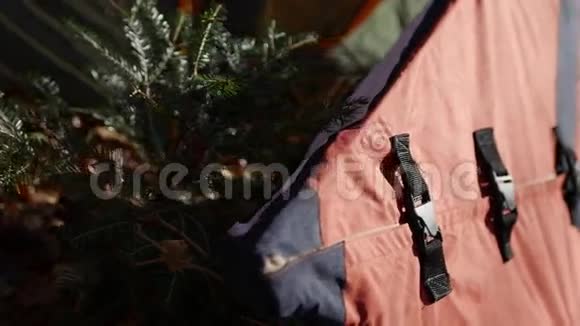 林中的帐篷和皮艇黑山冬季森林纳肖视频的预览图