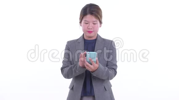 快乐年轻的亚洲女商人打电话视频的预览图
