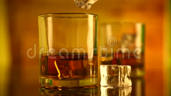 玻璃杯中的酒精威士忌和冰杯视频的预览图