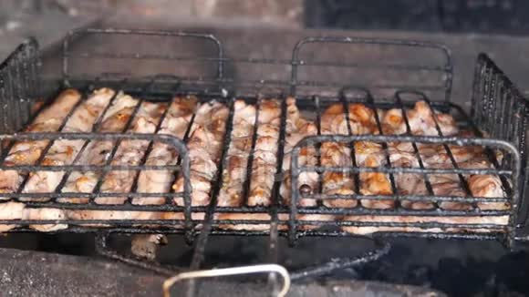 烧烤鸡肉烤架上的鸡肉烧烤炉煮鸡肉视频的预览图