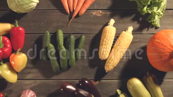 有各种蔬菜的桌子的俯视图视频的预览图