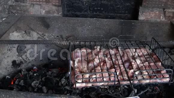 烧烤鸡肉烤架上的鸡肉烧烤炉煮鸡肉视频的预览图