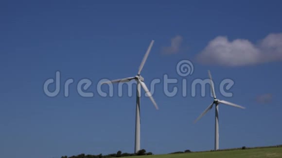 4K型风力涡轮机蓝天白云英国视频的预览图