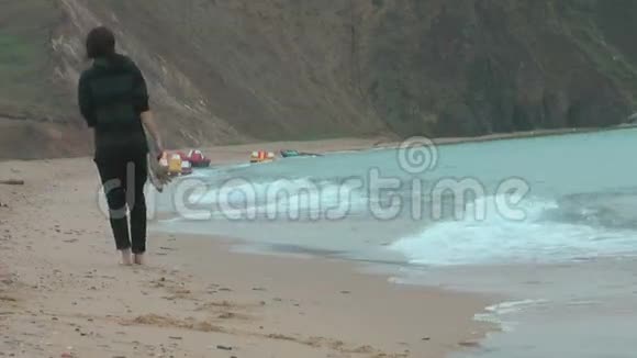 沿着海岸走的女孩奥克洪视频的预览图