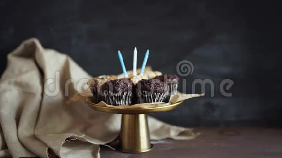 灰色背景下带有蜡烛的生日蛋糕视频的预览图