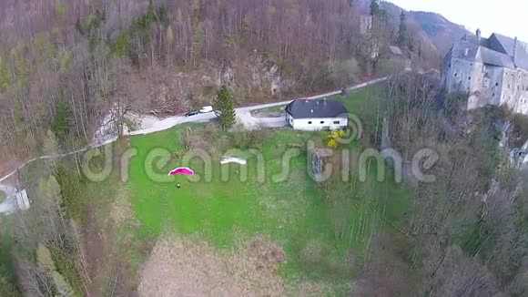 从奥地利滑翔在山上视频的预览图
