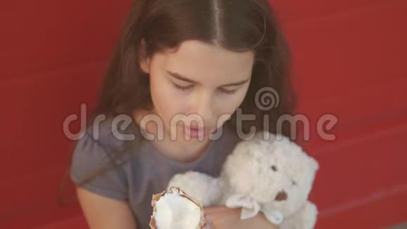 漂亮的女孩子吃慢动作视频护理生活方式瓶舔大冰淇淋在华夫饼锥视频的预览图