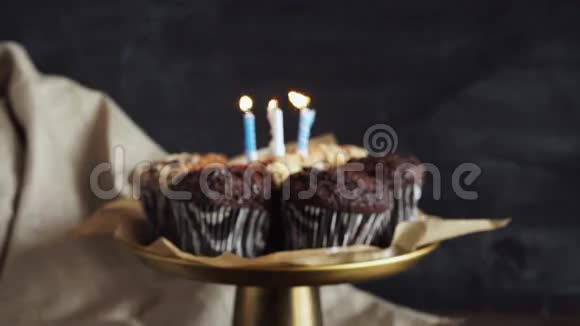 灰色背景下带有蜡烛的生日蛋糕视频的预览图