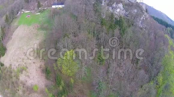 从奥地利滑翔在山上视频的预览图