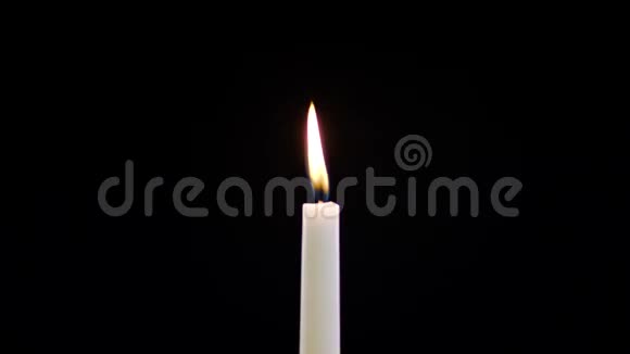 在黑色背景上燃烧蜡烛视频的预览图